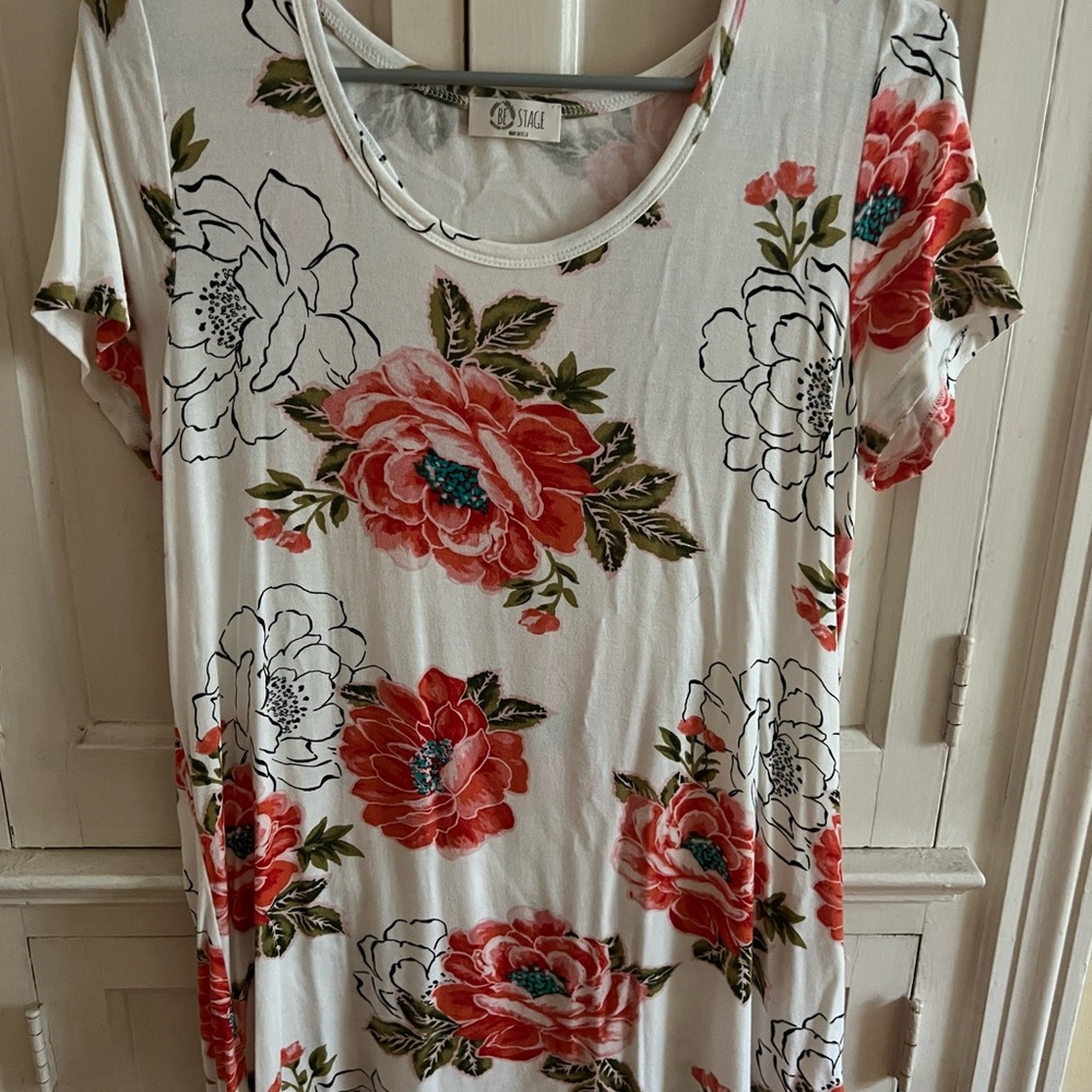 Women’s sz L Be Stage Floral Short with cute back detailing